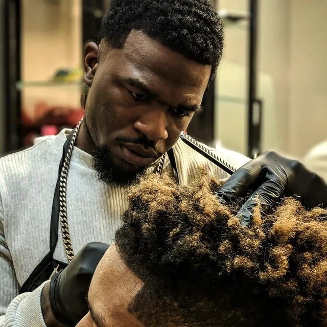 Barbero haciendo un fade con máquina