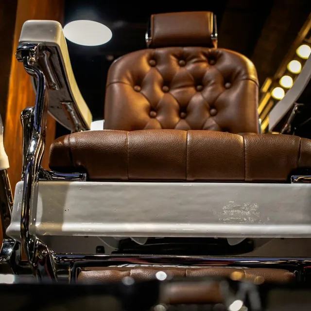 Sillón de barbería de piel color coñac